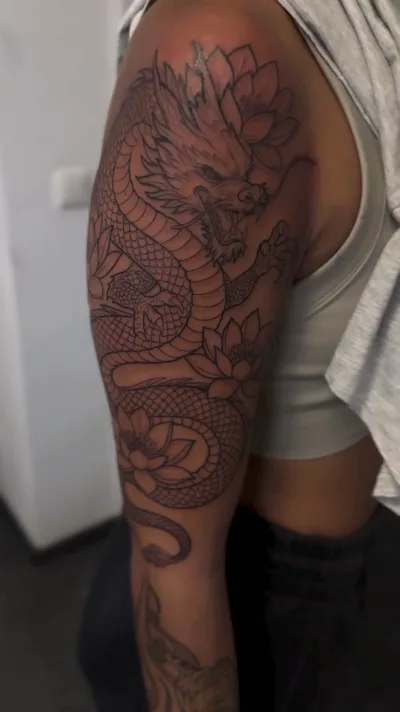 Chicano Tattoo Hamburg - Drachen Sleeve mit Lotus