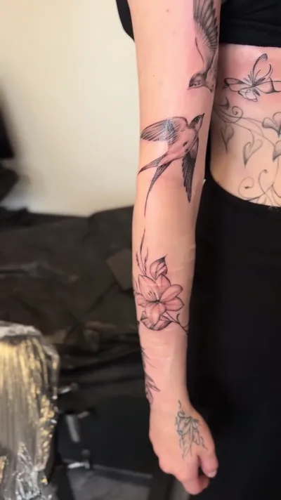 Fine Line Tattoo Hamburg - Fine Line Blumen und Voegel Arm
