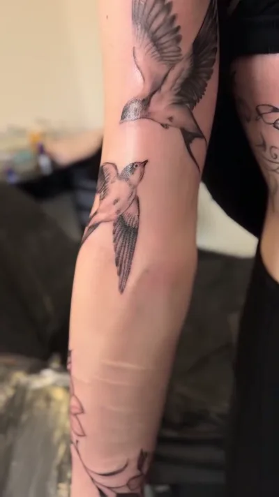 Fine Line Tattoo Hamburg - Fine Line Schmetterlinge Huefte
