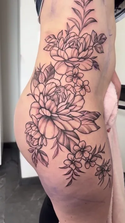 Fine Line Tattoo Hamburg - Fine Line Blumen Huefte grossflaechig