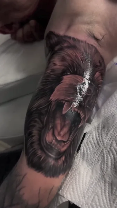 Realism Tattoo Hamburg - Bruellender Loewe Black and Grey Realism