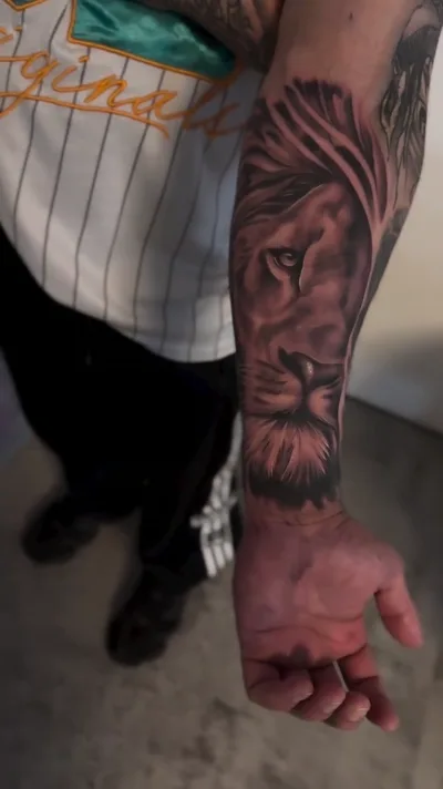 Realism Tattoo Hamburg - Loewen Sleeve kompletter Arm