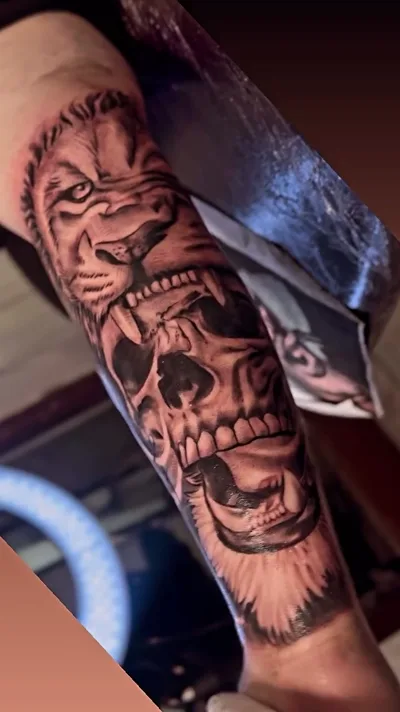 Realism Tattoo Hamburg - Loewe mit Totenkopf und Spielkarten Sleeve