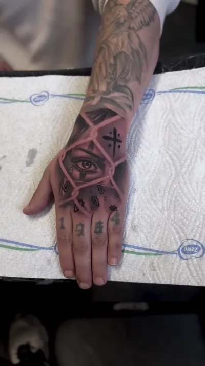 Tattoo Tattoo Hamburg - Handtattoo Auge und Geometrie